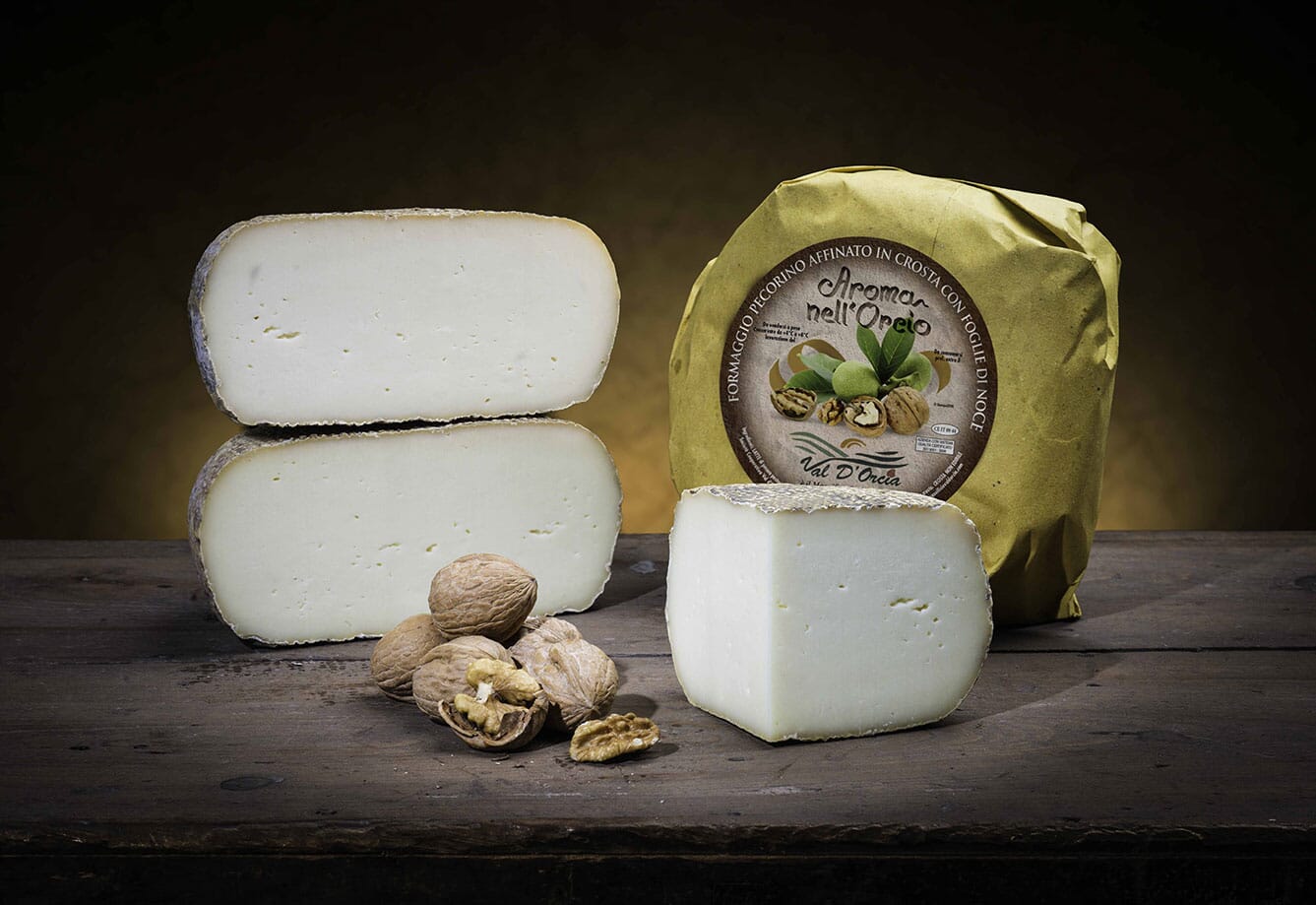 Pecorino Affinato alle Foglie di Noce in crosta